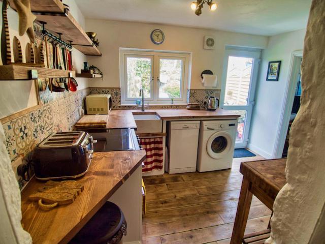 Knocker Cottage Is A 3 Bedroom Made Up Of 1 Double Bedroom And 2 Small Double Bedrooms In Small Village 10 Min To Beaches Camborne Εξωτερικό φωτογραφία